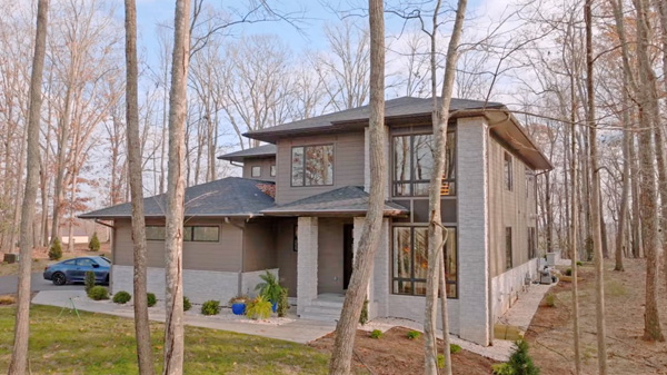 video Multigenerational Modern home