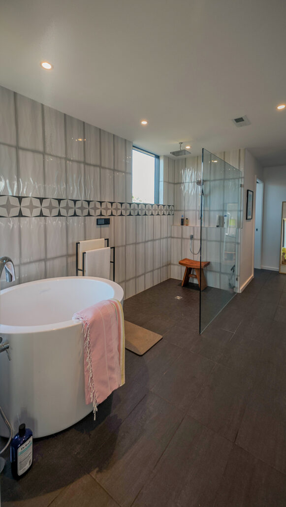 Mountain View Mid-Century home bathroom